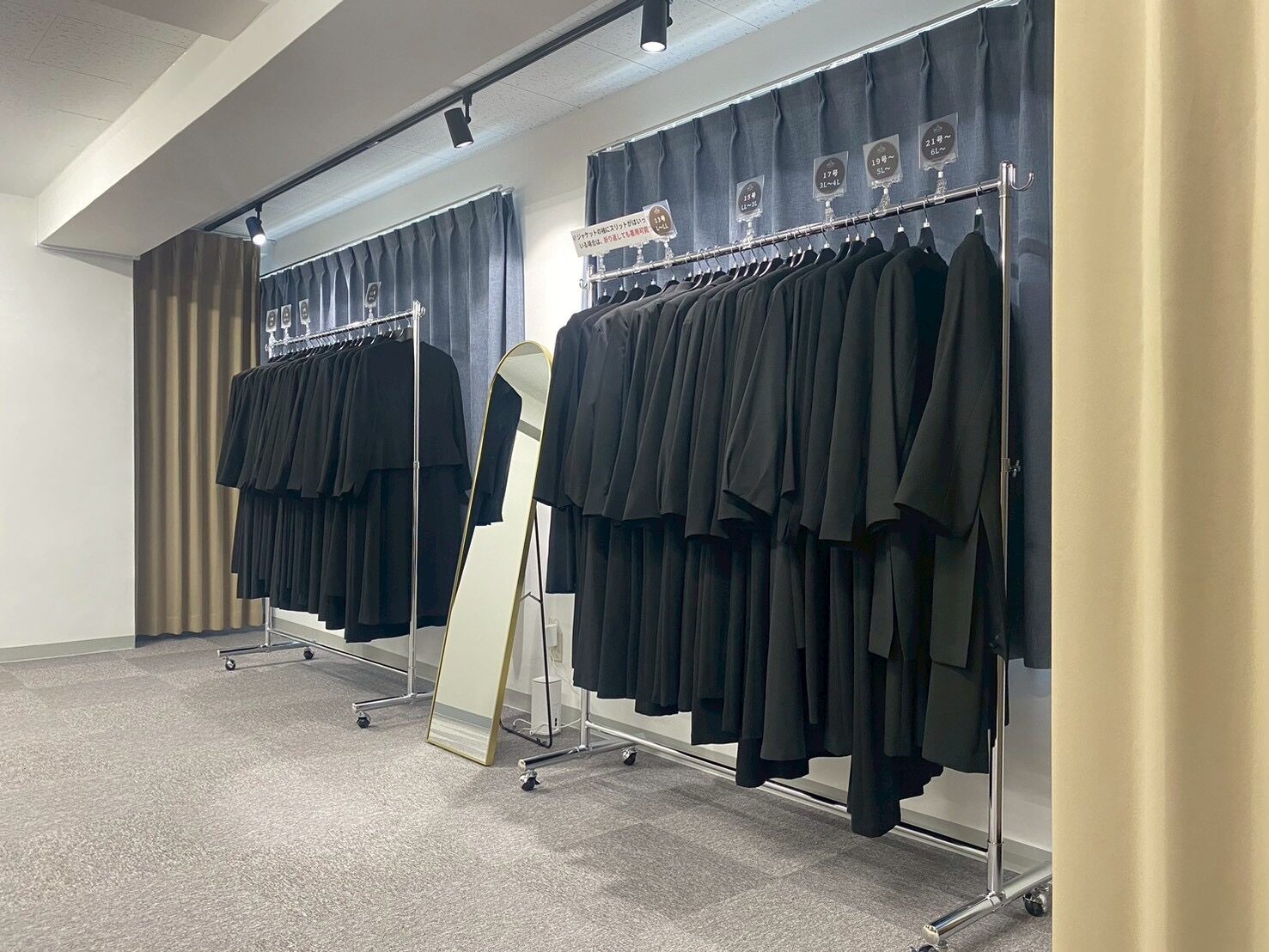 大阪なんば店のレディース喪服コーナー