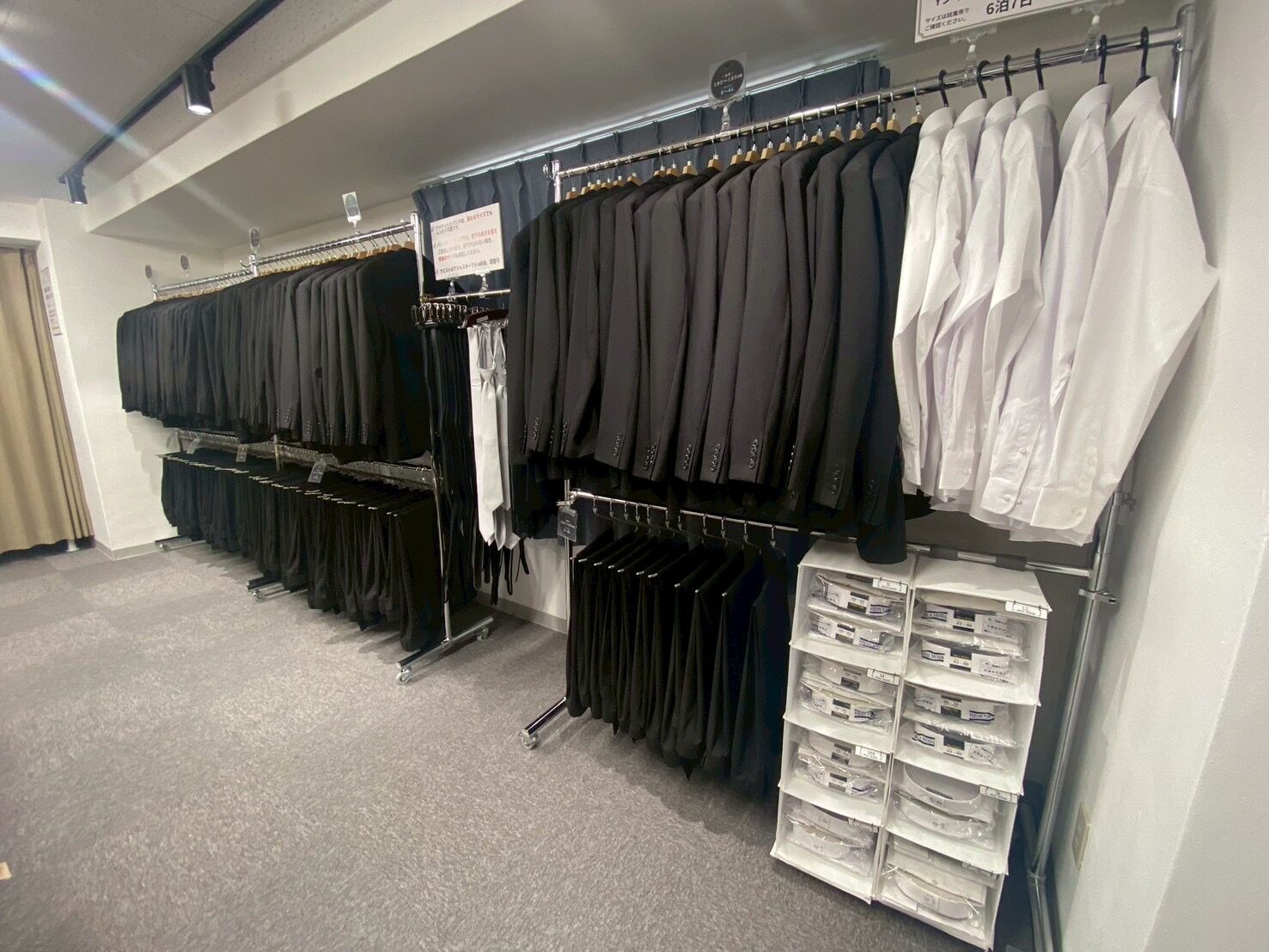大阪なんば店のメンズ喪服ラック