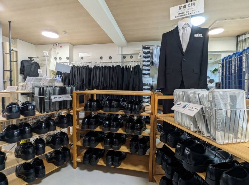 シューズラックと礼服のマネキン